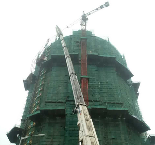 五通桥吊车在工地上作业